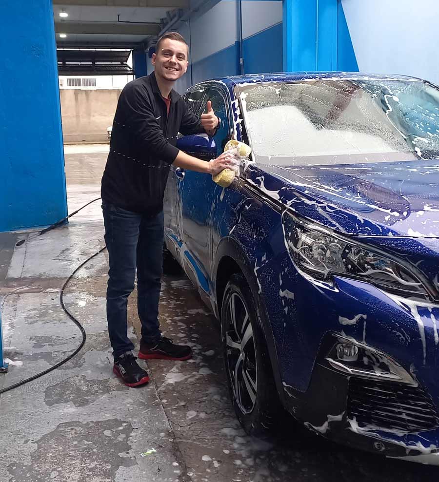 AutoWash Boxes hombre lavando coche